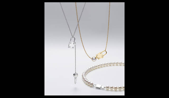 <strong>TASAKI｜タサキ</strong> 左から／ペンダント [WGK18×あこや真珠×ダイヤモンド]　36万7500円、ペンダント[YGK18×あこや真珠×ダイヤモンド]　31万5000円、ネックレス [WGK18×あこや真珠]　19万9500円（すべてTASAKI）　※左2点のみが伊勢丹新宿店先行発売アイテム。