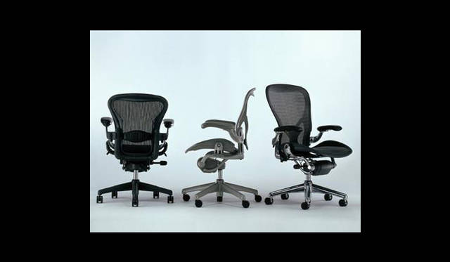 <strong>more trees×Herman Miller│モア・トゥリーズ×ハーマンミラー</strong>　「アーロンチェア」　1995年に誕生。人間工学に基づいた体に負担をかけないオーダーメイドのような座り心地と、革新的なデザインで多くのひとから支持を受けている。ワークチェアの代名詞のような存在で、「世界でもっとも快適なワーキングチェア」と称され、ニューヨーク近代美術館の永久展示品にも選定されている。 