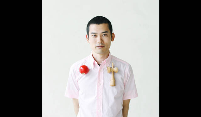 <strong>鈴木康広｜SUZUKI Yasuhiro（現代美術作家） </strong><br />1979年静岡県浜松市生まれ。2001年東京造形大学卒業。代表作に公園の回転遊具を利用した映像インスタレーション『遊具の透視 法』（01年）、『まばたきの葉』（03年）、『空気の人』（07年）などがある。09年羽田空港で開催されたパブリックアートプロジェクト「空気の港」のアートディレクションを担当、グッドデザイン賞を受賞。現在、東京大学先端科学技術研究センターを拠点に作品制作に取り組んでいる。この春、原美術館にパーマネントとなる募金箱『泉』 を制作。秋には浜松市美術館にて個展の開催が決まっている。