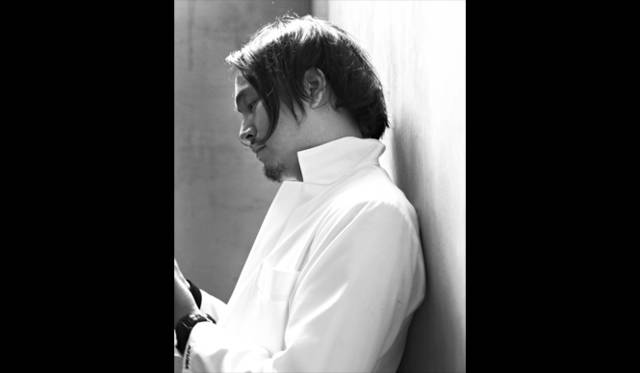 <strong>東 信｜AZUMA Makoto（フラワーアーティスト）</strong><br />1976年福岡県生まれ。2002年より花屋を営み、現在は東京・南青山にてオートクチュールの花屋『JARDINS des FLEURS』を構える。また、フラワーアーティストとして国内外で精力的な活動を展開。05年からニューヨーク、パリ、ドイツなど海外を中心に個展を開催。09年より植物の可能性をさらに追求する実験的植物集団「東信、花樹研究所」を立ち上げ、植物をキーワードにさまざまな分野で幅広く活動している。