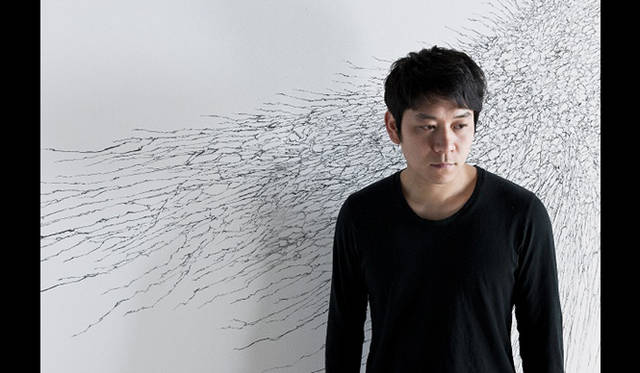 <strong>名和晃平｜NAWA Kohei（現代美術作家）</strong><br />1975年生まれ。京都市立芸術大学大学院美術研究科博士（後期）課程彫刻専攻修了。京都造形芸術大学准教授。2009年より京都・伏見区にクリエイティブプラットフォームとして「SANDWICH」を立ち上げ、自身の作品制作から、auのデザインプロジェクト「iida」、ミュージシャンのアルバムアートワークやPV、ステージセットなど幅広く活躍。第14回アジアン・アート・ビエンナーレ・バングラデシュ2010最優秀賞。 11年6月には東京都現代美術館で男性アーティストとしては最年少で個展を開催する予定。