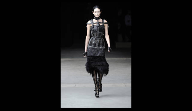 <strong>ALEXANDER McQUEEN｜アレキサンダー・マックイーン</strong> 2011年秋冬コレクション速報