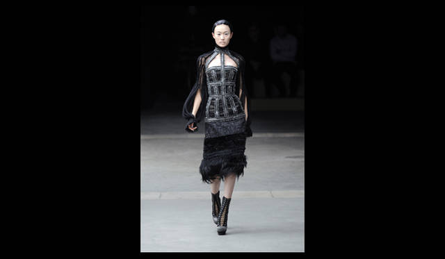 <strong>ALEXANDER McQUEEN｜アレキサンダー・マックイーン</strong> 2011年秋冬コレクション速報