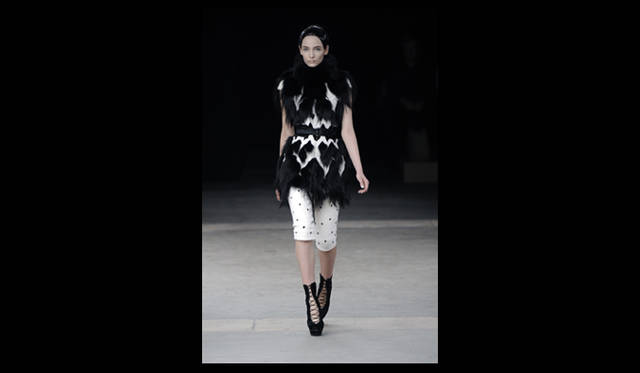 <strong>ALEXANDER McQUEEN｜アレキサンダー・マックイーン</strong> 2011年秋冬コレクション速報