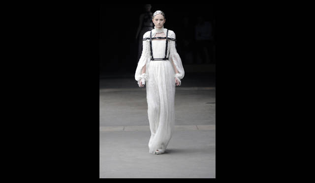 <strong>ALEXANDER McQUEEN｜アレキサンダー・マックイーン</strong> 2011年秋冬コレクション速報