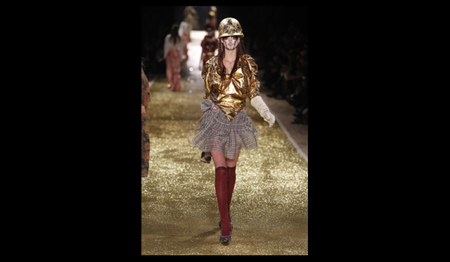 <strong>VIVIENNE WESTWOOD GOLD LABEL｜ヴィヴィアン・ウエストウッド・ゴールドレーベル</strong> 2011年秋冬コレクション速報