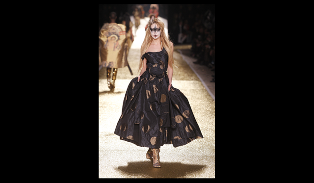<strong>VIVIENNE WESTWOOD GOLD LABEL｜ヴィヴィアン・ウエストウッド・ゴールドレーベル</strong> 2011年秋冬コレクション速報