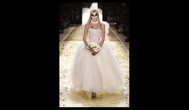 <strong>VIVIENNE WESTWOOD GOLD LABEL｜ヴィヴィアン・ウエストウッド・ゴールドレーベル</strong> 2011年秋冬コレクション速報