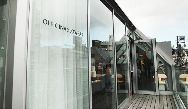 <strong>SLOWEAR｜スローウェア</strong>　港区西麻布にあらたなにオープンしたショールームはコンクリート壁のモダンな作り。すぐそばに電線があるのがおわかりになるだろう。このコントラストこそ、“東京”らしさなのだという。