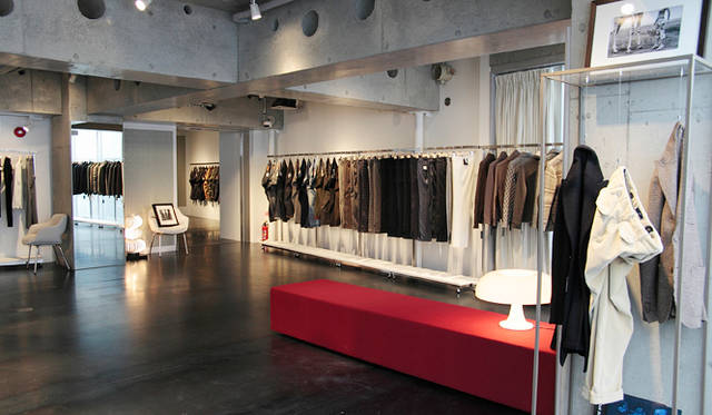 <strong>SLOWEAR｜スローウェア</strong>　床材から照明といったインテリアにいたるまで、すべてカルロ・ドナティ氏が手がけている。