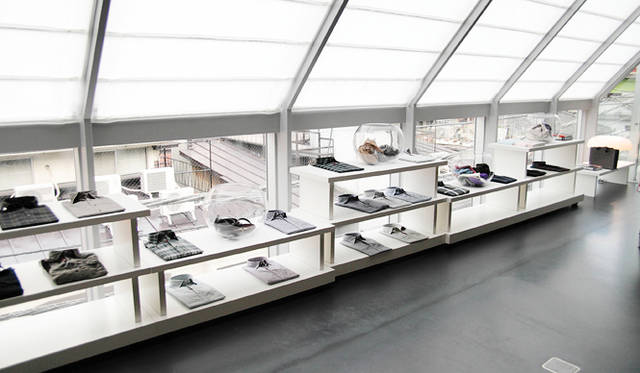 <strong>SLOWEAR｜スローウェア</strong>　ビルの最上階に位置するショールーム、道側の壁はすべてガラスとなっており、空間に開放感をもたらしている。