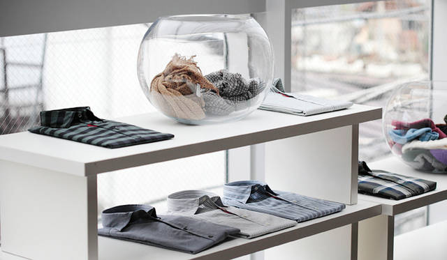 <strong>SLOWEAR｜スローウェア</strong>　自然光に照らされた白地のラック、透明感が際立つオブジェ、そして上質のアイテムが作りだす空間はなんとも爽やかで気持ちがいい。