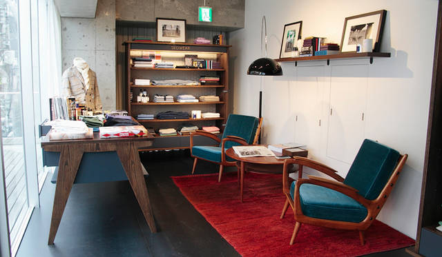 <strong>SLOWEAR｜スローウェア</strong>　入口ではスローウエアのフィロソフィを表現したリテールプロジェクト「Officina Slower」がゲストを迎える。