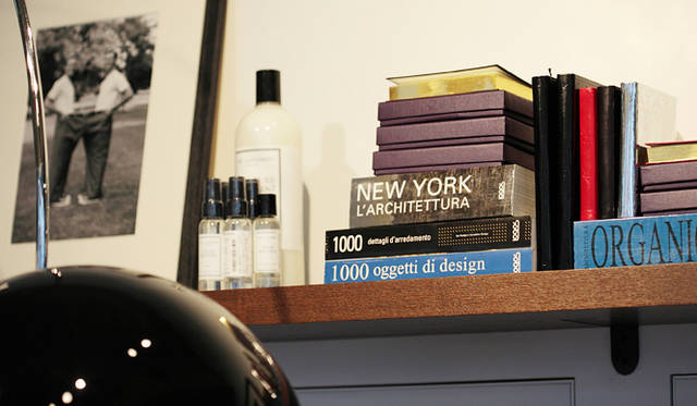 <strong>SLOWEAR｜スローウェア</strong>　飾られた写真や照明、ラインナップされた本などといったアイテムたちが表現するこの部屋に住まう人物像をとおして、スローウエアのフィロソフィを形づくる。