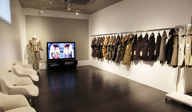 <strong>SLOWEAR｜スローウェア</strong>　入口に構えるリテールプロジェクトとは打って変わり、巨大モニターが印象的なこちらの一角はどこか近代的なイメージ。