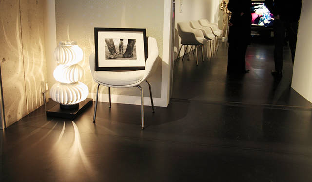 <strong>SLOWEAR｜スローウェア</strong>　モダンなショールームを照らす間接照明の柔らかな灯り。昼間のようすとは印象ががらりと変わるのも、カルロ・ドナティ氏による演出だ。