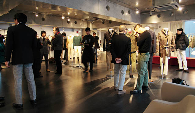 <strong>SLOWEAR｜スローウェア</strong>　この日、新ショールームオープンを記念し、関係者を集めたパーティーがおこなわれた。