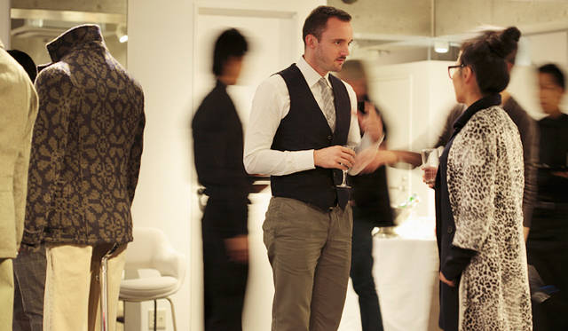 <strong>SLOWEAR｜スローウェア</strong>　コミュニケーションマネージャーのマルコ・ムジアーノ氏もすっかりドレスに着替え、来場者ひとりひとりに丁寧に挨拶をしてまわっていた。