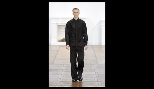 <strong>Dior Homme｜ディオール オム</strong>　写真＝PATRICE STABLE アーティスティック・ディレクター　クリス ヴァン アッシュが語るコレクション01：「会場設営コンセプトは、フランスのクラシックなシンプル空間で表現したかった。そこにあらわれる、あたらしいフォルムの時代に合ったコレクションと空間とをミックスさせることで、クラッシックになりすぎず、また過度なデザインを排除して現代性をプラスした」