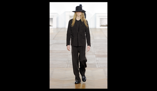 <strong>Dior Homme｜ディオール オム</strong>　写真＝PATRICE STABLE　アーティスティック・ディレクター　クリス ヴァン アッシュが語るコレクション02：「秋冬では素材的にほとんどがどうしても重たくなり過ぎるが、ディオール オムの基本コンセプトの根底にある、コンファタブルという点ではカシミアのダブルフェイスを中心とした素材を多用することで、防寒性と軽さと真のラグジュアリーを表現する方法を選んだ。先シーズンからつづいている、流れるようなラインも素材を選ぶことによって、秋冬でのドレープの美しいシルエットが完成した」