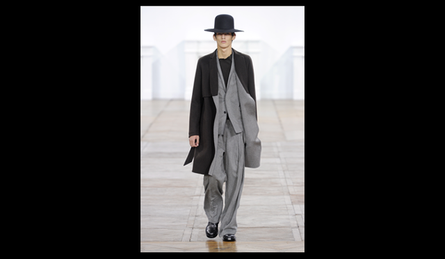 <strong>Dior Homme｜ディオール オム</strong>　写真＝PATRICE STABLE　アーティスティック・ディレクター　クリス ヴァン アッシュが語るコレクション03：「アトリエのクチュールテクニックに敬意を評し、ジャケットなどはもちろんのこと、Tシャツでさえもクチュールメゾンであるテクニックを使用しジャケットの芯地のステッチをほどこしたデザインを表現した」