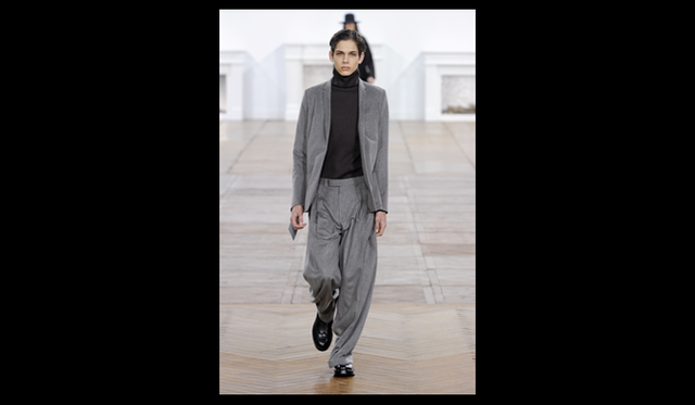 <strong>Dior Homme｜ディオール オム</strong>　写真＝PATRICE STABLE　アーティスティック・ディレクター　クリス ヴァン アッシュが語るコレクション04：「ニットにかんしては、カシミア素材のほかにウールも使用しているが、少し固めのウールを選びハリのあるドレープが出るようなつくり。無駄な装飾を排除しながら表現する素材の良さと、エレガンス」