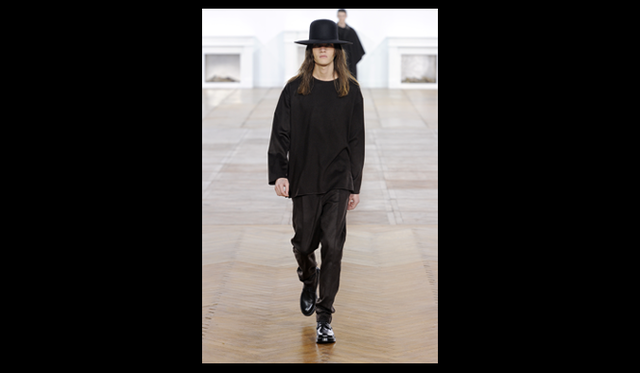 <strong>Dior Homme｜ディオール オム</strong>　写真＝PATRICE STABLE　アーティスティック・ディレクター　クリス ヴァン アッシュが語るコレクション05：「カラーパレットはブラウン、グレー、ブラック、レッド。レッドにかんしては、ショー最後に自身のパッションを感じさせる色として最後にもってきた。ワイドパンツは裾幅32センチでフロントタックをいれ、ドレープが美しく出るようにデザインし、軽さとエレガントさを表現」