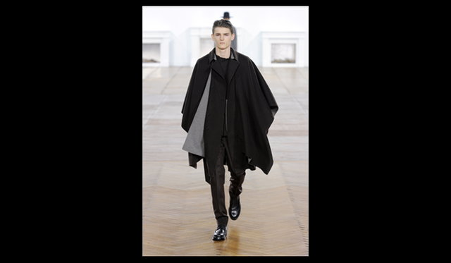 <strong>Dior Homme｜ディオール オム</strong>　写真＝PATRICE STABLE　アーティスティック・ディレクター　クリス ヴァン アッシュが語るコレクション06：「今回のインスパイア源は、アーカイブからもって来ているのではなく、ディオール、そしてディオール オムの“スピリット”を理解し、それを昇華させ現代にマッチするように、あらたな提案をするようにしている。毎シーズンコンセプトをガラリと変えるのではなく、つねにコレクションを進化させていくという考えなので前シーズンと似ている。同様のアイテムも存在するが、ファブリックやカラーを変えることにより、シーズン毎に進化させていく」