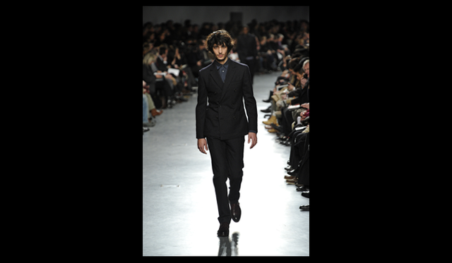 <strong>Hermès｜エルメス</strong>　写真＝Jean-François José 　全体 テーマ｜アーバンリズム、ジャケットのバリエーション、素材の二重性、影を帯びた色味など。　色｜Navy, Black, Burgundy, Clay, Bronze,Flint, Saffron, Turquoise