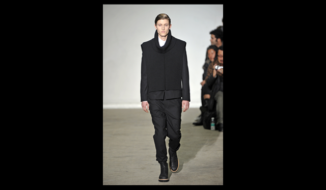 <strong>KRIS VAN ASSCHE｜クリス ヴァン アッシュ</strong>　2011年秋冬コレクションは、ボヘミアンで自由に生きてきた男性がはじめてスーツを着て社会へ出る、あたらしい生活に溶け込んでいく葛藤や発見をストーリーに描いている。コレクションではあたらしいスーツのシルエットを提案し、より成熟したスーツスタイルを表現する。ラフなエレガンスと洗練されたピースのミックス感を楽しめるコレクションであり、スーツを着るひとのアイデンティティを表現、より楽しめるコレクションとなっている。 オーバーサイズのトップスをスーツの上にコーディネイトしていたり、ボタンでなくジップアップのスーツジャケットの提案などが登場した。