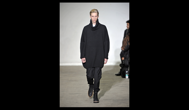 <strong>KRIS VAN ASSCHE｜クリス ヴァン アッシュ</strong>　カラー展開は漆黒をメインに、ナチュラルな色をアクセントとしてベルトやシューズの靴紐に使用することで、ストリートでありながらラグジュアリーな雰囲気を醸し出している。フィナーレのルックはキャメルを使うことで、ボリューム感やディテールを強調。 そして、今回のシューで初登場となるイーストパック とのコラボレーションラインは実用性、建築的なデザイン、クリスらしいエレガンスをもち合わせたあらたな提案として登場。