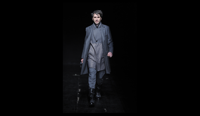 　2011 年秋冬コレクションは、ミリタリーをベースにしたフォーマルとカジュアルのミックス。そしてスポーツウェアとテイラリングの共存。イレギュラーな表情の厚手のアウターウェアは、やわらかい素材で登場。ハンドメイドの風合いのガーメントが印象的だ。ラフな印象のニットは、カシミアやピンストライプのウール、ミクロドットのベルベットやコーデュロイなど相反するテイストのスーツと組み合わせられている。