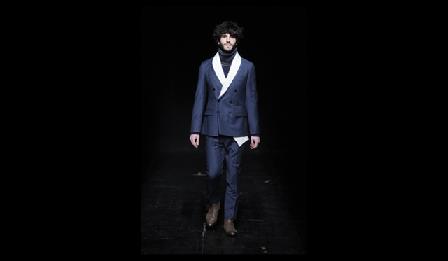 　2011 年秋冬コレクションは、ミリタリーをベースにしたフォーマルとカジュアルのミックス。そしてスポーツウェアとテイラリングの共存。イレギュラーな表情の厚手のアウターウェアは、やわらかい素材で登場。ハンドメイドの風合いのガーメントが印象的だ。ラフな印象のニットは、カシミアやピンストライプのウール、ミクロドットのベルベットやコーデュロイなど相反するテイストのスーツと組み合わせられている。