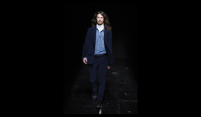 　2011 年秋冬コレクションは、ミリタリーをベースにしたフォーマルとカジュアルのミックス。そしてスポーツウェアとテイラリングの共存。イレギュラーな表情の厚手のアウターウェアは、やわらかい素材で登場。ハンドメイドの風合いのガーメントが印象的だ。ラフな印象のニットは、カシミアやピンストライプのウール、ミクロドットのベルベットやコーデュロイなど相反するテイストのスーツと組み合わせられている。