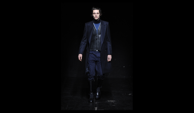 　2011 年秋冬コレクションは、ミリタリーをベースにしたフォーマルとカジュアルのミックス。そしてスポーツウェアとテイラリングの共存。イレギュラーな表情の厚手のアウターウェアは、やわらかい素材で登場。ハンドメイドの風合いのガーメントが印象的だ。ラフな印象のニットは、カシミアやピンストライプのウール、ミクロドットのベルベットやコーデュロイなど相反するテイストのスーツと組み合わせられている。