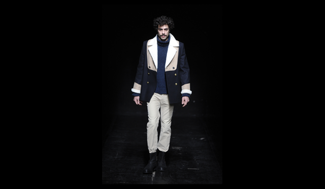 　2011 年秋冬コレクションは、ミリタリーをベースにしたフォーマルとカジュアルのミックス。そしてスポーツウェアとテイラリングの共存。イレギュラーな表情の厚手のアウターウェアは、やわらかい素材で登場。ハンドメイドの風合いのガーメントが印象的だ。ラフな印象のニットは、カシミアやピンストライプのウール、ミクロドットのベルベットやコーデュロイなど相反するテイストのスーツと組み合わせられている。