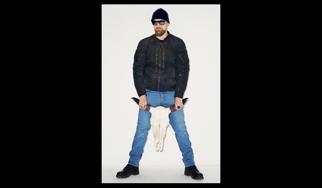 <strong>ADAM KIMEL｜アダム・キメル</strong>　アダム・キメルが語るコレクション01：「僕はかねてから、パシフィックノースウェストをテーマにコレクションをつくりたいという思いがありました。『ツインピークス』や『リバースエッジ』を観て育った僕は、数年前に、DAN ATTOE（ダン・アトー）という名のアーティストを知りました。彼は、ネオンサインのスカルプチャー作品で知られていますが、僕のイマジネーションを捉えたのは、彼のペインティングでした。瞬時に、そのラギッドで崇高なイメージ――パシフィックノースウェストに引き込まれたのです。彼のバイカー友達であるワイルドでオフロードな道化師たちやPaintallica（ダンが所属するアートグループ）の哲学者たち、その背景にある雪で覆われた火山や、太古のレッドウッドの森……」