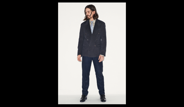 <strong>ADAM KIMEL｜アダム・キメル</strong>　アダム・キメルが語るコレクション02：「僕は、ポートランドへとリサーチの旅に出ました。ダン・アトーを訪れ、彼の世界――グラノーラ・バックパッカーではなく、モーターサイクル・パンク的なアメリカに恋してしまったのです。それはまさに、僕が探していたツンピークス的世界でした。僕は、そこで発見したルックやセンシビリティを本コレクションの基盤としました。このセンシビリティは、さまざまなアイテムに表現されています」