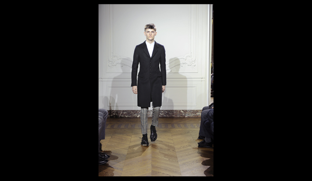 <strong>Yves Saint Laurent｜イヴ・サンローラン</strong>　写真＝Courtesy of Yves Saint Laurent　1960年代のテイラリングをベースに、50年代～60年代初頭にかけて流行したテディボーイのエッセンスやシルエットを織り交ぜたコレクション。ビビッドなカラーや、メンズライクなパターン（プリンス・オブ・ウェールズやハウンド・トゥース）のアレンジ。クリエイティブ・ディレクター ステファノ・ピラーティのシグネチャーであるファブリックとボリュームの追求により、イヴ・サンローランらしいカジュアルシックなコレクションとなっている。