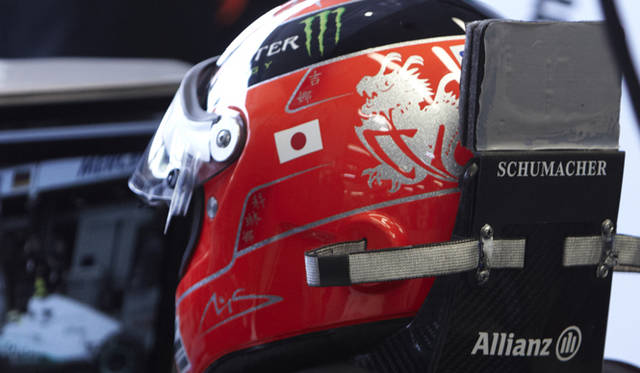 <strong>Mercedes GP｜メルセデス・ベンツ GP</strong>　ミハエル・シューマッハ着用のヘルメットには日本国旗のステッカーが貼られていた。