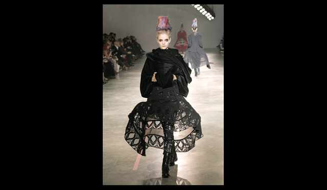 <strong>YOHJI YAMAMOTO｜ヨウジヤマモト</strong> 2011年秋冬コレクション速報