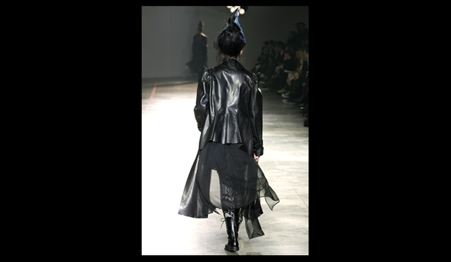 <strong>YOHJI YAMAMOTO｜ヨウジヤマモト</strong> 2011年秋冬コレクション速報