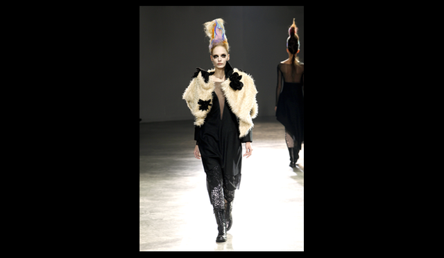 <strong>YOHJI YAMAMOTO｜ヨウジヤマモト</strong> 2011年秋冬コレクション速報