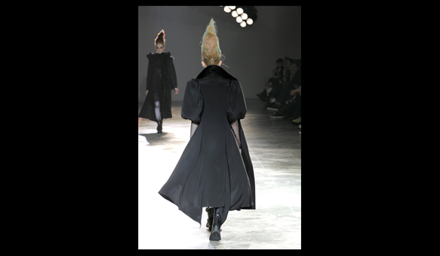 <strong>YOHJI YAMAMOTO｜ヨウジヤマモト</strong> 2011年秋冬コレクション速報