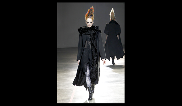 <strong>YOHJI YAMAMOTO｜ヨウジヤマモト</strong> 2011年秋冬コレクション速報