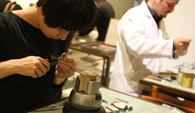 <strong>FENDI｜フェンディ</strong> ‘FATTO A MANO FOR THE FUTURE’ PROJECT　「ファット ア マーノ フォー ザ フューチャー」プロジェクト　　ライブパフォーマンスのようす。