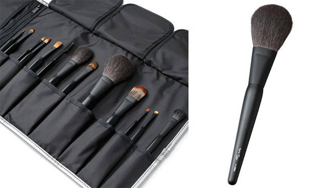 <strong>b-r-s｜ブルーシュ</strong>　メイクアップブラシ｢b-r-s｣　右／フェイス　1万8900円