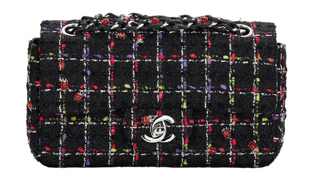 <strong>CHANEL｜シャネル</strong>　ツイードバッグ [W21×H13×D7cm] 28万7700円（シャネル）　©CHANEL