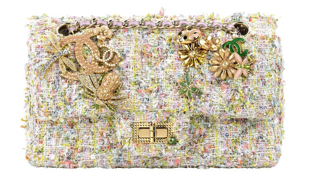 <strong>CHANEL｜シャネル</strong>　ツイードバッグ [W26×H16×D7cm] 41万7900円（シャネル）　©CHANEL