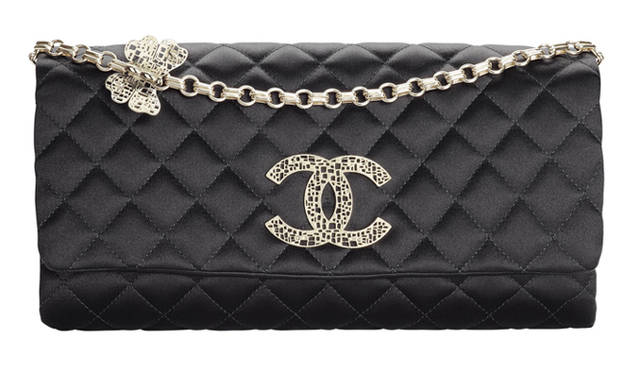<strong>CHANEL｜シャネル</strong>　黒サテンバッグ [W21.5×H11.5×D5cm] 18万3750円（シャネル）　©CHANEL